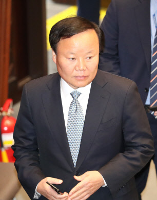 예결위원장인 김재원 한국당 의원이 지난 6일 국회에서 열린 예결위 전체회의에 들어서고 있다.  연합뉴스